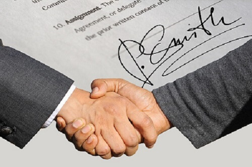 firma contrato de trabajo con apretón de manos